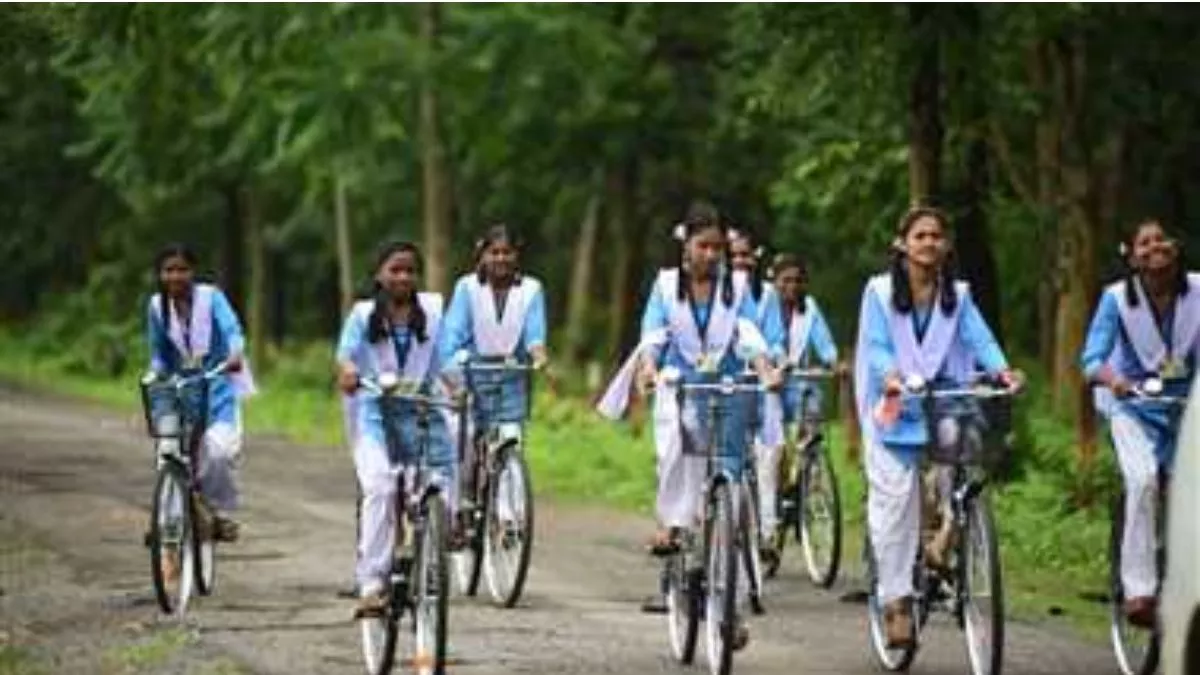 Bihar News: शिक्षा विभाग के नए नियम से ग्रामीण छात्राओं की बढ़ेगी परेशानी, 5-6 किमी तय कर बच्चों को जाना होगा स्कूल