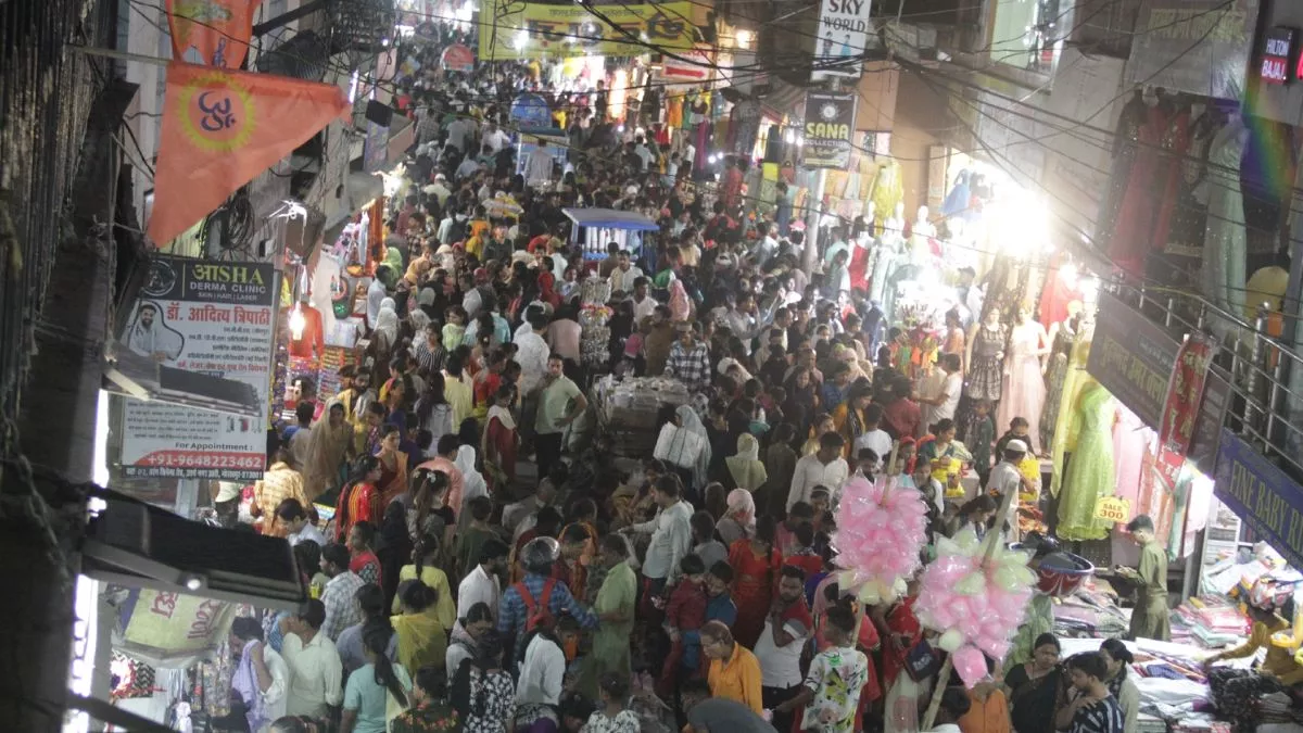 Eid-al-Fitr : गोरखपुर में चांद रात की बाजार में उमड़ी भीड़, पढ़ी चांद के दीदार की दुआ, ईद आज