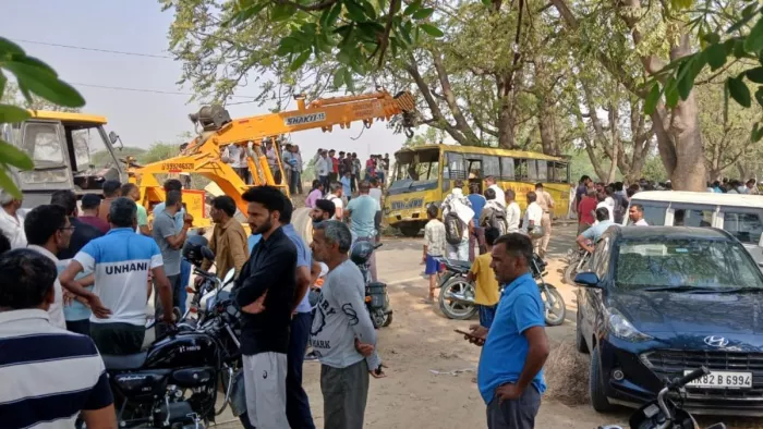 नारनौल में स्कूल बस पलटी, दुर्घटना में छह बच्चों की मौत और 37 घायल