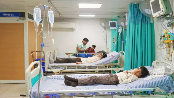 रेवाड़ी के निजी अस्पताल में उपचाधीन उन्हानी में दुर्घटनाग्रस्त हुई निजी बस स्कूल के घायल बच्चे