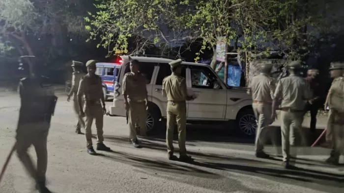 माफिया अतीक करीबियों के खिलाफ कार्रवाई करती पुलिस। जागरण