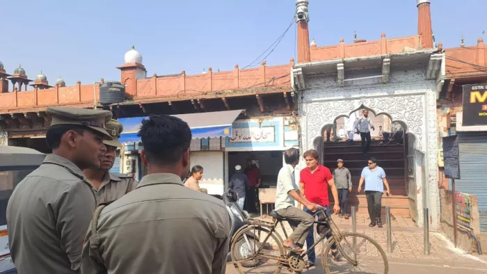 आगरा की शाही जामा मस्जिद में मिला जानवर का कटा सिर