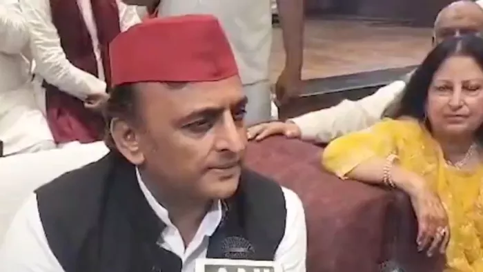 समाजवादी पार्टी के अध्यक्ष अखिलेश यादव .
