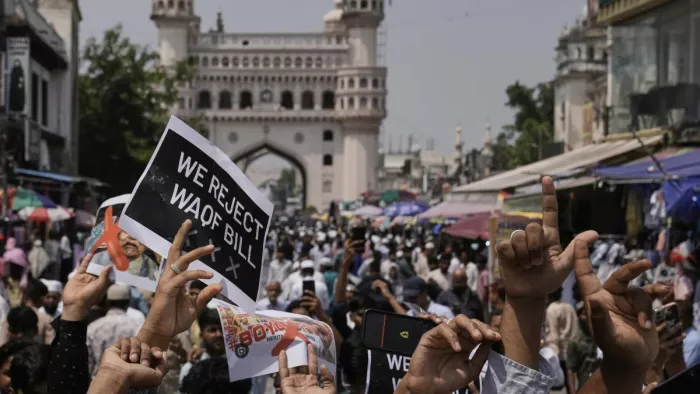 वक्फ संशोधन कानून के विरोध में मुर्शिदाबाद में हिंसा भड़की। (फोटो सोर्स- रॉयटर्स)