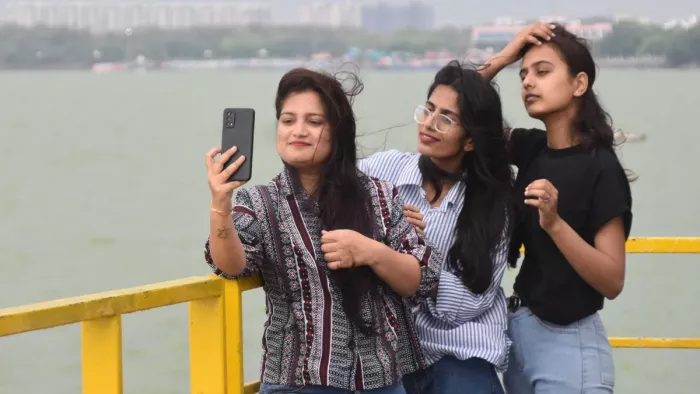 वर्षा के बाद बड़ी संख्या में लोग रामगढ़ ताल पहुंचे। संगम दूबे