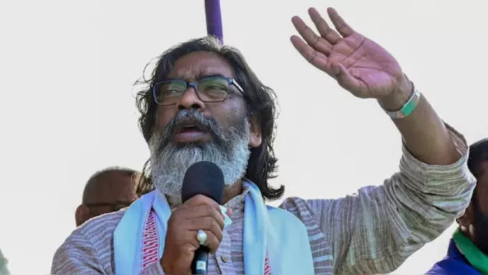 भाजपा के पूर्व प्रदेश अध्यक्ष ताला मरांडी ने थामा हेमंत सोरेन का हाथ।