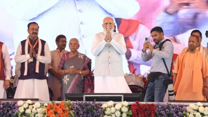 प्रधानमंत्री नरेंद्र मोदी का काशी में जोरदार स्वागत। जागरण