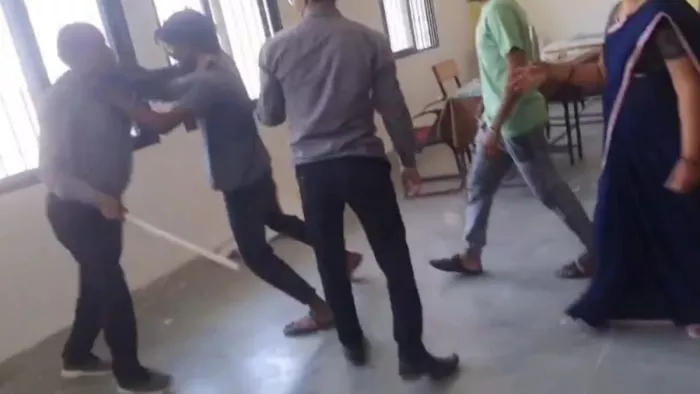 प्रिंसिपल के साथ स्कूल में मारपीट करते हुए आरोपी। (फोटो- जेएनएन)