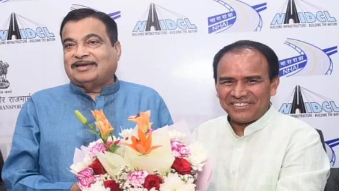 केंद्रीय सड़क परिवहन एवं राजमार्ग मंत्री नितिन गड़करी से भेंट करते कैबिनेट मंत्री डा धन सिंह रावत। सूवि