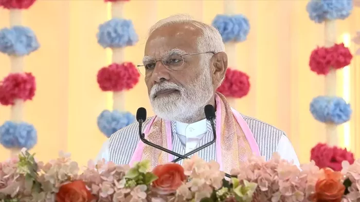 पीएम मोदी आनंदपुर धाम पहुंचे और धार्मिक स्थल के अंदर स्थित मंदिर में पूजा-अर्चना की। (फोटो सोर्स- BJP4India/X)