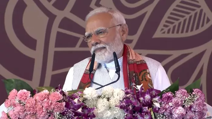 वाराणसी में काशीवासियों को संबोधित करते हुए पीएम मोदी।