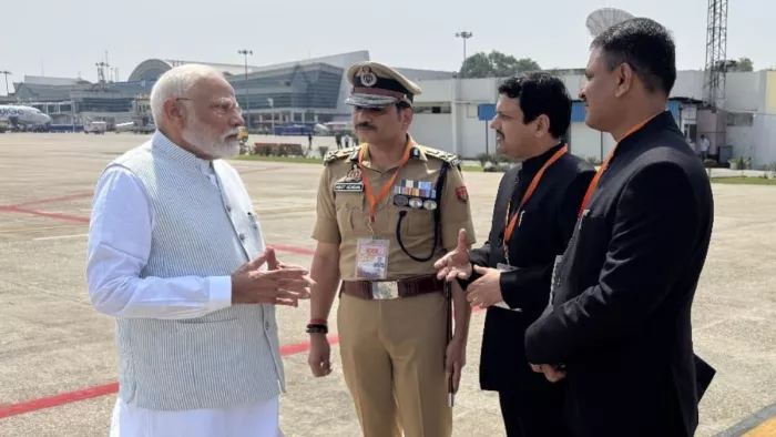 वरिष्ठ अधिकारियों से कानून व्यवस्था और विकास कार्यों की जानकारी लेते हुए पीएम मोदी।