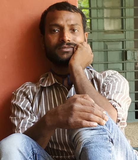 क्वारंटाइन सेंटर में बैठा भूख हड़ताल पर युवक