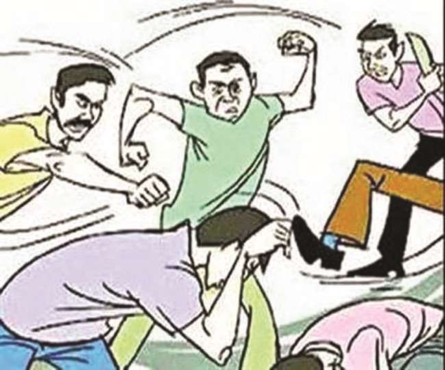 बिना मास्क घूम रहे व्यक्ति को सड़क पर थूकने से रोका तो रात को गुंडे बुला कर दी डॉक्टर की पिटाई