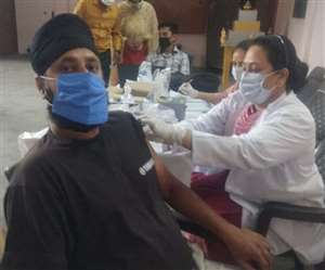 श्रमिकों के लिए सोमवार से शुरू हुई कोरोना वैक्सीनेशन अभियान दूसरे दिन भी धीमी गति से चल रहा है।