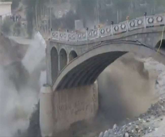 https://www.jagranimages.com/images/newimg/11052022/11_05_2022-bridge-collapsed-flood-pakistan_22702451.jpg