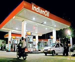 आगरा में पेट्रोल 105 रुपये और डीजल लगभग 97 रुपये प्रति लीटर की दर से मिल रहा है।