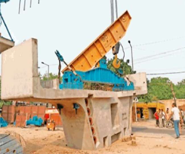 गोविंदपुरी में क्रेन का तार टूटने से नीचे गिरा सेगमेंट