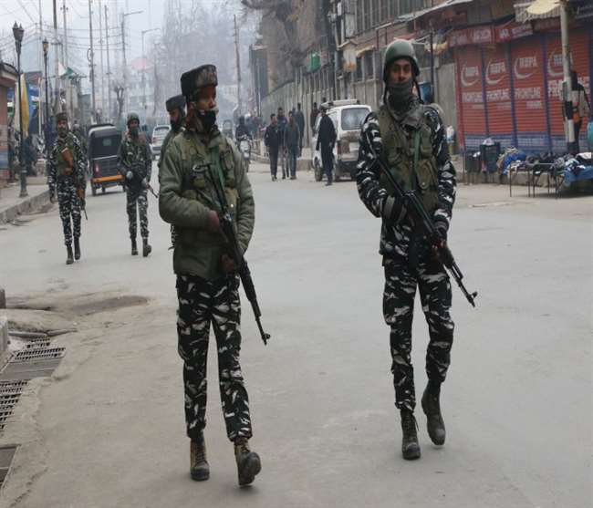 https://www.jagranimages.com/images/newimg/11052022/11_05_2022-security-lal-chowk-srinagar_22702090.jpg