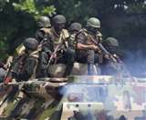 कोलंबो में कर्फ्यू के दौरान श्रीलंकाई सेना के जवान (AP Photo)