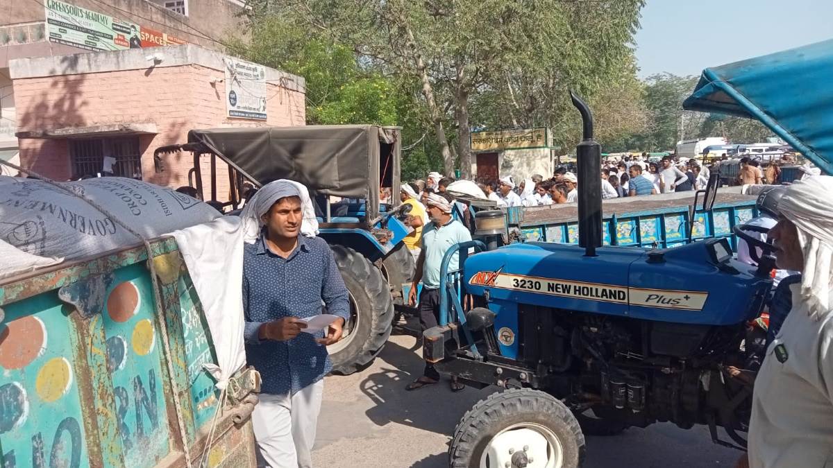 ncr rewari city traffic jam as farmers in large number came to sell mustard in mandi