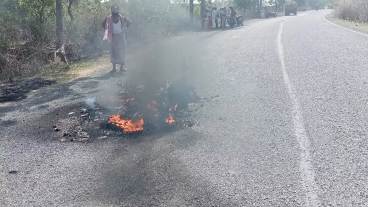 Jharkhand News: साहिबगंज में अचानक आग लगने से धू-धू कर जली बाइक, बाल-बाल बचा सवार