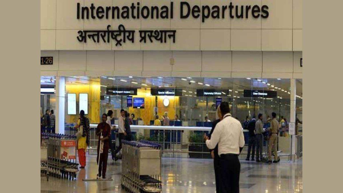 Delhi IGI Airport फर्जी कागज दिखाकर कुवैत यात्रा की फिराक में थीं