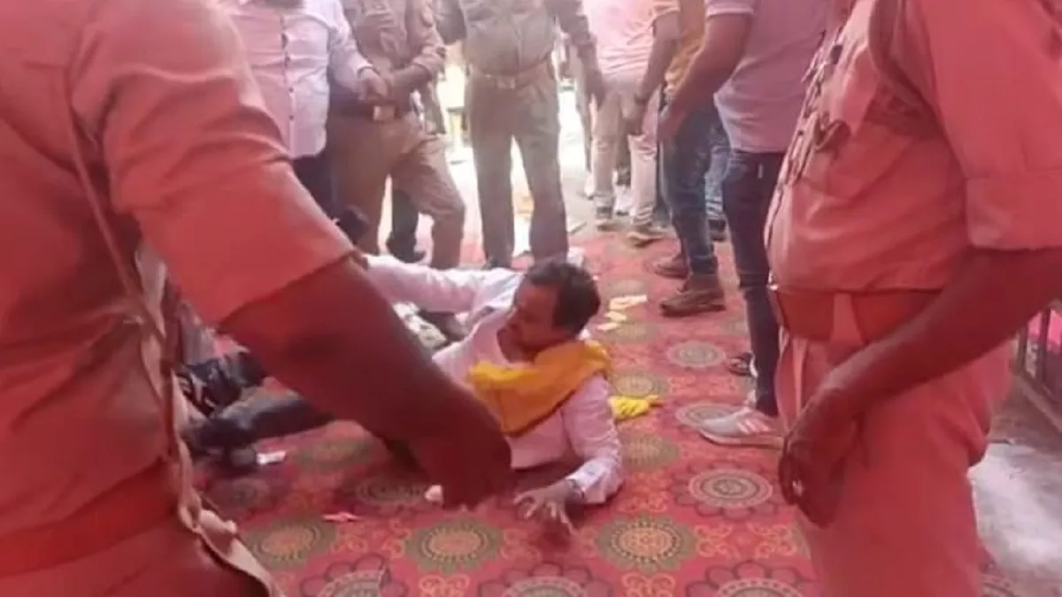 UP: कन्‍नौज में भाजपा समर्थकों ने सपा नेता को जमीन में गिरा कर लात-घूसों से पीटा, फर्जी वोट‍िंग का मामला