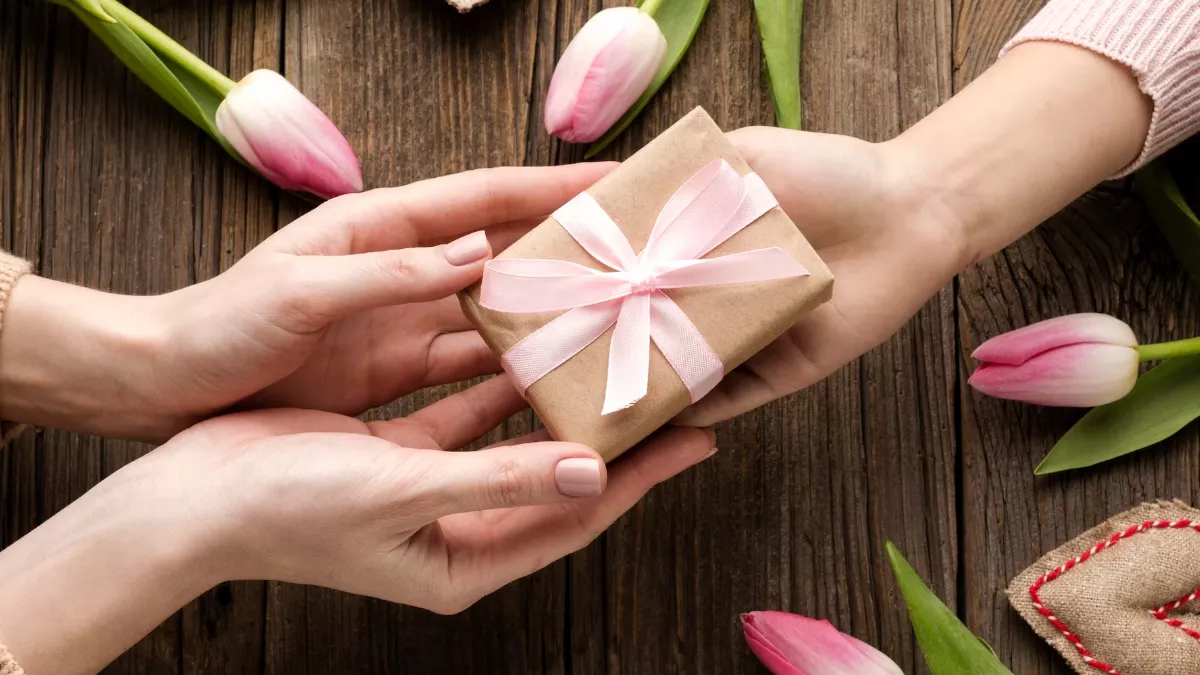 Mother's Day 2023 Useful Gifts: फूल, केक और कार्ड से हटकर इस बार उन्हें दें कुछ ऐसा, जो हो उनके लिए यूजफुल