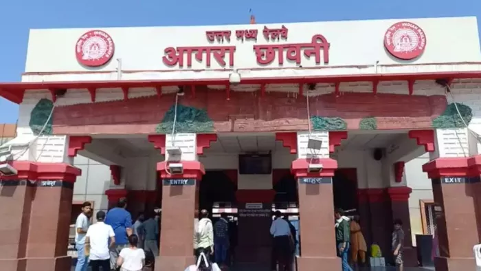 Agra News: कार्रवाई के डर से शौचालय और सीट के नीचे छिपे यात्री। (फाइल फोटो)