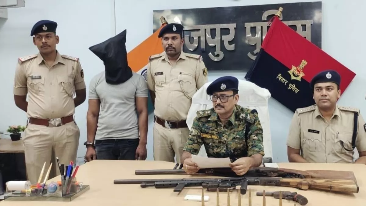 Bihar Crime: भोजपुर में पुलिस को बड़ी कामयाबी, हथियारों के जखीरे के साथ हिस्ट्रीशीटर गिरफ्तार