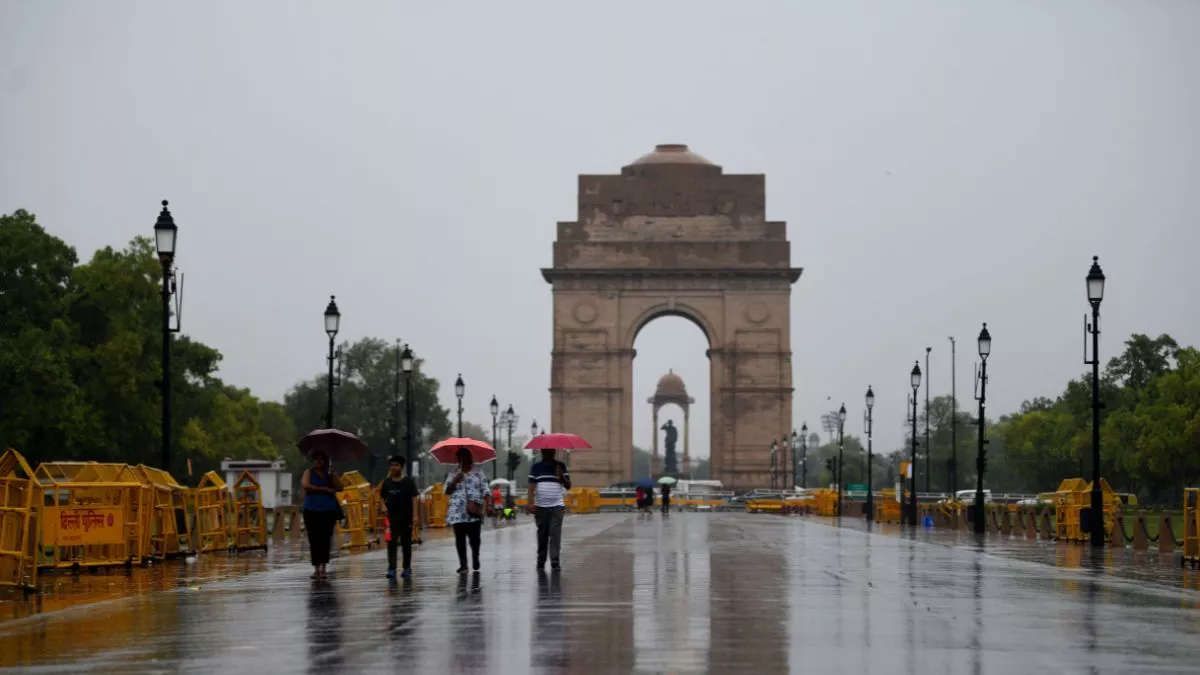 Delhi Weather: राजधानी दिल्ली में येलो अलर्ट जारी, पश्चिमी विक्षोभ के चलते बदला मिजाज; जानें वीकेंड पर कैसा रहेगा मौसम