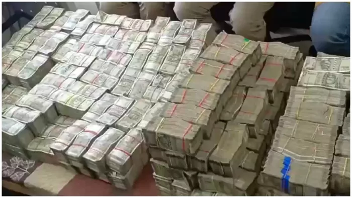 सड़क पर बिखरे पैसों की गड्डियां देख उड़ गए लोगों के होश (Image: ANI)