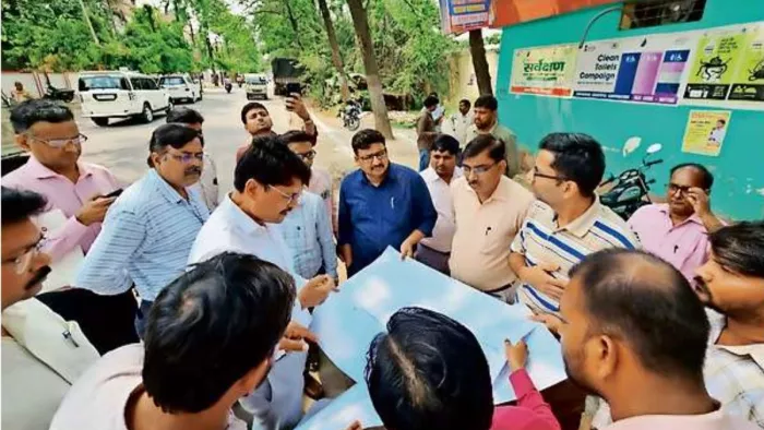 सीएम ग्रिड योजना के तहत सड़क का निरीक्षण कर जरूरी दिशा निर्देश देते यूरीडा के डिप्टी सीईओ अरविंद कुमार l
