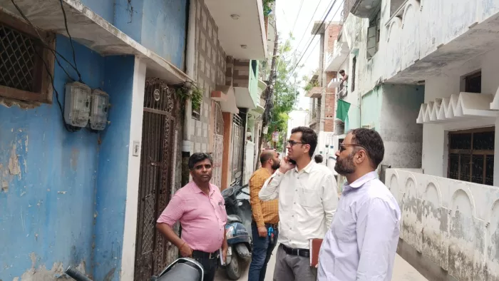 मीटर की जांच करते सूरजकुंड के एसडीओ दीपक श्रीवास्तव, एक्सईएन गोरखनाथ खंड अतुल रघुवंशी, बृजेश त्रिपाठी।-सौजन्य बिजली निगम