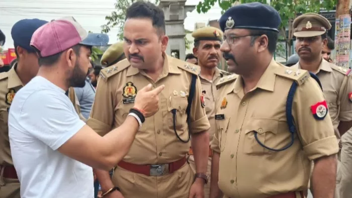 Agra News: सिकंदरा हत्या और लूटकांड में जानकारी लेने के दौरान डीसीपी सिटी और एसीपी। जागरण