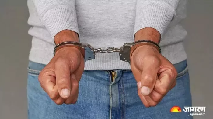 तमंचा सटाकर सर्राफ से 4.50 लाख रुपये के गहने लूटे थे। जागरण