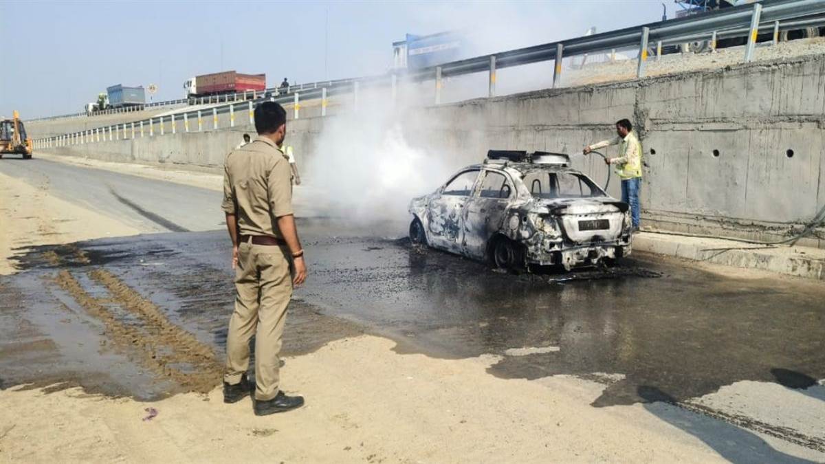 https://www.jagranimages.com/images/newimg/11052025/11_05_2025-car_fire_23935403.jpg