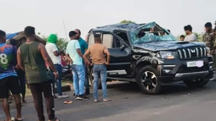चाईबासा-हाता सड़क पर स्कार्पियो पलटी, पेयजल विभाग के ठेकेदार की मौत, तीन घायल
