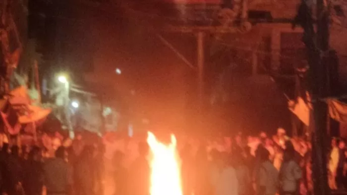 घटनास्थल पर आगजनी करते लोग। (फोटो जागरण)