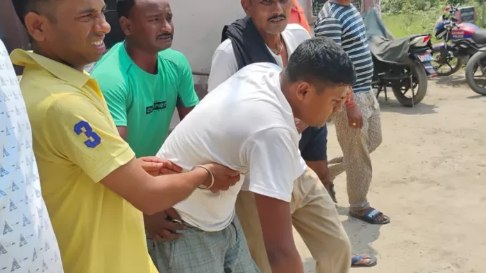 ध्यानार्थ : पति-पत्नी के बीच का विवाद सुलझाने के दौरान थाने में हंगामा, पुलिस पर हमला, आठ पुलिसकर्मी घायल