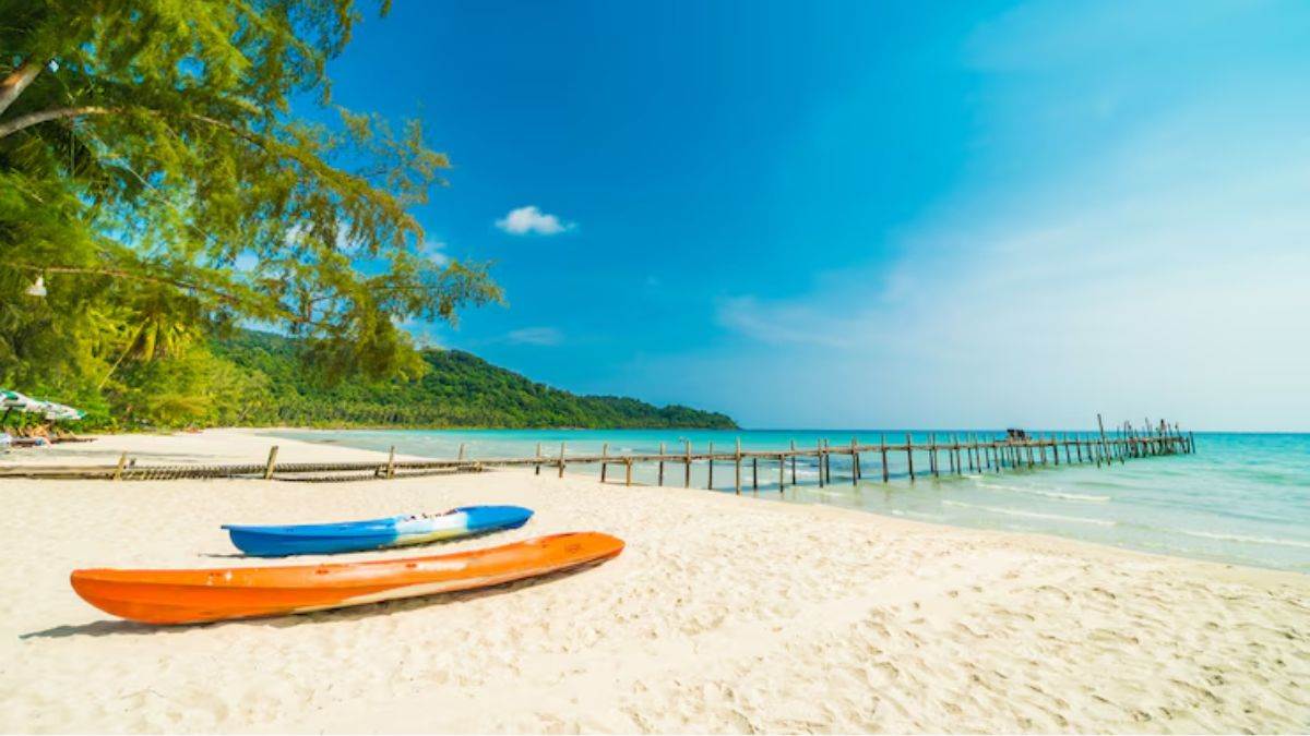 https://www.jagranimages.com/images/newimg/11052025/11_05_2025-goa_beach_23935552.jpg