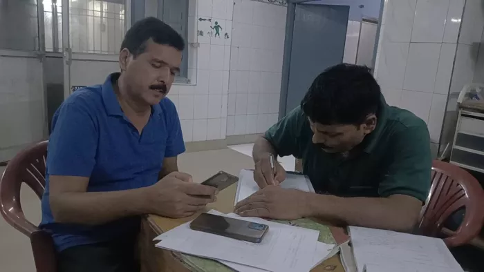 सदर अस्पताल में पोस्टमार्टम की कागजी प्रक्रिया करते थाना अध्यक्ष पंकज कुमार