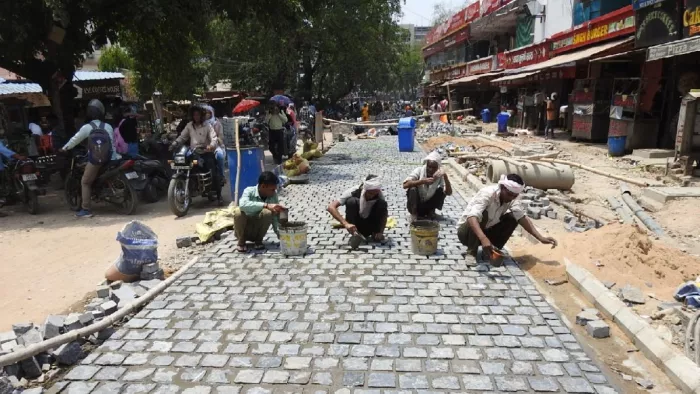 इंदिरा बाल बिहार पार्क के सामने बनाई जा रही सड़क। जागरण