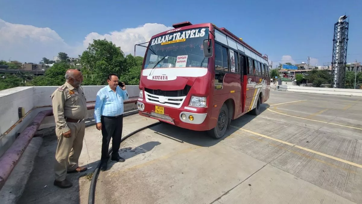जम्मू-कश्मीर में यात्रियों से वसूला अधिक किराया, परिवहन विभाग ने लगा दी क्लास; लिया सख्त एक्शन