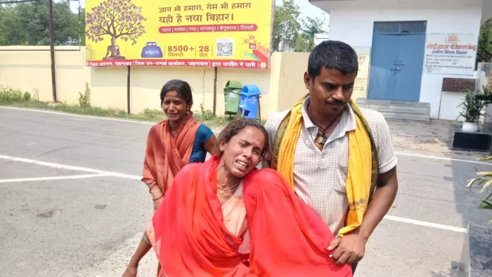 पुलिस जवान की मौत के बाद रोते-बिलखते परिजन। जागरण