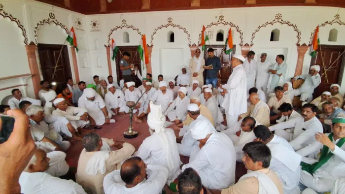 मुजफ्फरनगर के गाांव सोरम की एतिहासिक चौपाल पर पंचायत करते खाप चौधरी। जागरण