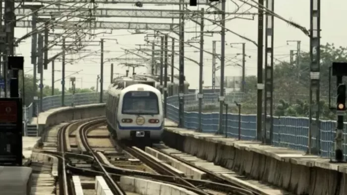 मजलिस पार्क से जगतपुर के बीच मेट्रो का परिचालन शुरू होने का इंतजार।