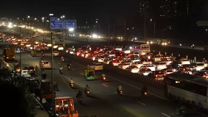दिल्ली और आसपास के इलाकों में बदला मौसम का मिजाज।