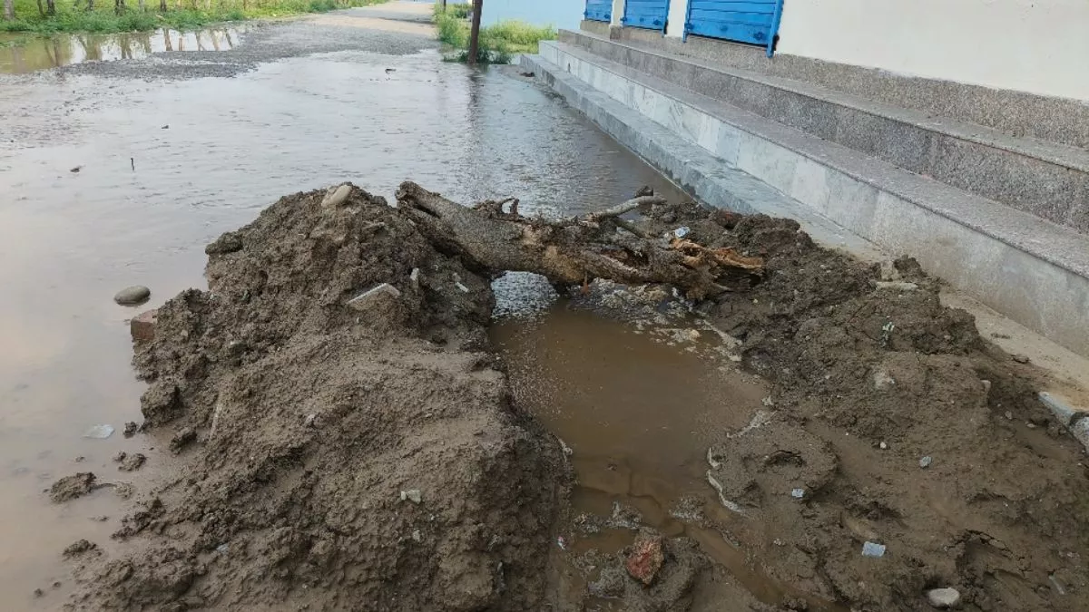 Dehradun News: पाइप लाइन फटने से प्रेम विहार कालोनी में भरा पानी, जलसंस्थान हुआ लापरवाह